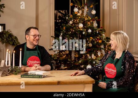 USAGE ÉDITORIAL UNIQUEMENT (de gauche à droite) EDD Kimber, le premier gagnant du Grand Bake Off britannique, Et l'écrivain Angela Clutton lors du lancement de la cuisine festive Ð de Borough Market, une nouvelle fenêtre en direct de trois semaines, conçue pour inspirer les Londoniens et les amateurs de gastronomie à travers le Royaume-Uni à l'approche de Noël. Banque D'Images