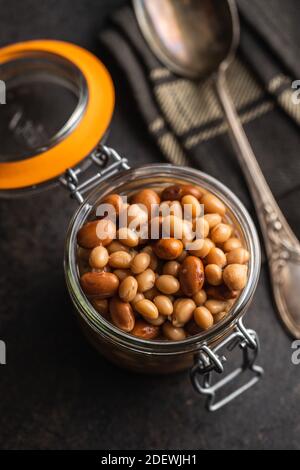 Mélange de légumineuses et de pois chiches avec sauce. Banque D'Images