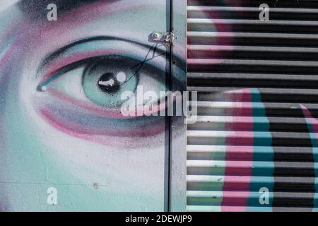 Athènes, Grèce. 12 novembre 2020. Regard vert Graffiti, art de rue, Monastiraki. Œuvres d'art sur des volets fermés, sérénité pastel vue, jour ensoleillé, Futur Banque D'Images