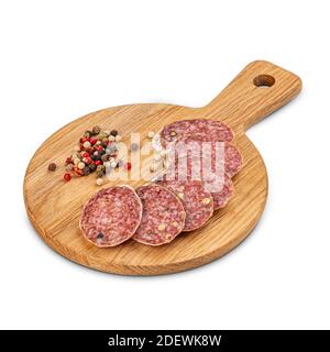 Salami gastronomique avec croûte de moule noble. Salami à saucisse en tranches avec poivre en mosaïque sur planche à découper en bois Banque D'Images