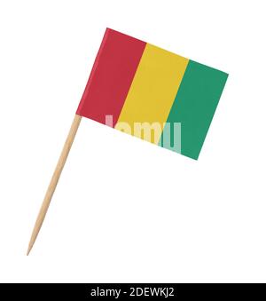 Petit drapeau guinéen sur bâton de bois, isolé sur blanc Banque D'Images