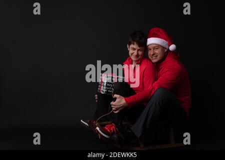 Santa sportif et Elf sur un traîneau avec boîte cadeau Banque D'Images