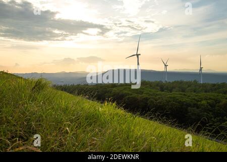 Éoliennes dans la nature, concept de conservation de l'environnement production d'énergie avec énergie propre et renouvelable Banque D'Images