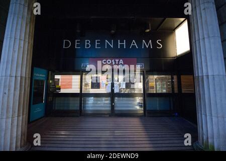 Glasgow, Écosse, Royaume-Uni. 2 décembre 2020. Photo : la pandémie de COVID refait son apparition alors que le géant commercial britannique Debehnams annonce qu'il va fermer ses portes après 242 ans d'activité après des années successives de mauvaise négociation. La nuit dernière, son site Web Debenhams.com place automatiquement les acheteurs en ligne dans une file d'attente virtuelle, puis se bloque avec une demande énorme alors que les acheteurs se connectent pour obtenir une dernière affaire. Crédit : Colin Fisher/Alay Live News Banque D'Images