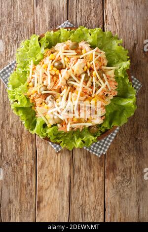 Salade brésilienne Salpicao de Frango faite de poulet, légumes, assaisonnée de mayonnaise et bâtonnets de pommes de terre, le tout dans une assiette sur la table. ve Banque D'Images