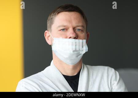 Homme avec un masque médical de protection mal porté. Banque D'Images