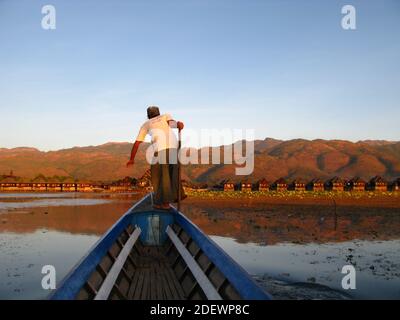 Le bateau dans le village sur la côte du lac Inle, Myanmar Banque D'Images