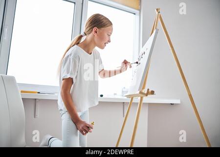 Sourire artiste amateur peinture sur la toile Banque D'Images