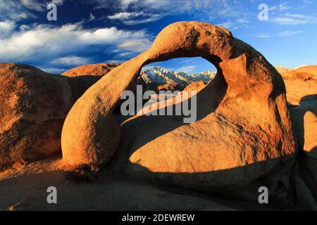 Géographie / Voyage, Etats-Unis, Californie, Mobius Arch, pointe de Lone PIN, 12994, base, Mt. Whitney, 14497, droits supplémentaires-autorisations-Info-non-disponible Banque D'Images