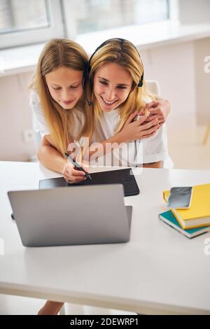 Femme artiste numérique travaillant en présence de sa fille Banque D'Images