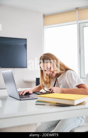 Souriante, belle fille impliquée dans l'art numérique Banque D'Images