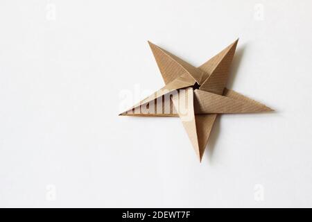 Un arrière-plan de Noël minimal d'une étoile Origami à cinq pointes. Banque D'Images