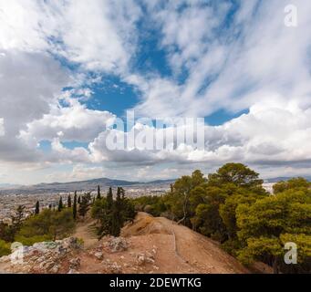 Vue sur Athènes depuis la colline de Stefi pendant une matinée avec de beaux nuages blancs. La colline est située dans le quartier d'Exarchia, à Athènes, Grèce, Europe. Banque D'Images