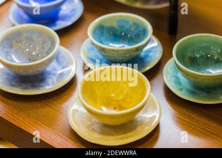 Tasses à thé en céramique en vente au marché Nishiki de Kyoto, Japon Banque D'Images