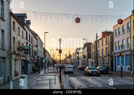 Midleton, Comté de Cork, Irlande. 2 décembre 2020. Le soleil se lève sur une rue principale très animée, Midleton, le matin de décembre. Crédit : AG News/Alay Live News Banque D'Images