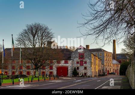 Midleton, Comté de Cork, Irlande. 2 décembre 2020. Le soleil se lève au-dessus de la distillerie Jameson, à Midleton, le matin de décembre. Crédit : AG News/Alay Live News Banque D'Images