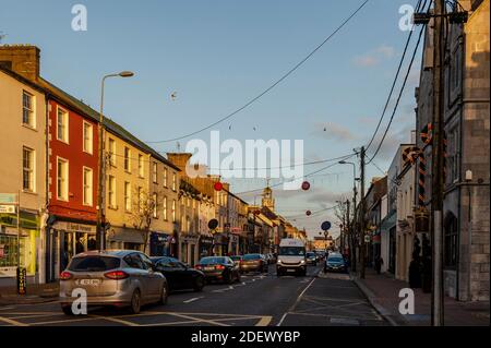 Midleton, Comté de Cork, Irlande. 2 décembre 2020. Le soleil se lève sur une rue principale très animée, Midleton, le matin de décembre. Crédit : AG News/Alay Live News Banque D'Images