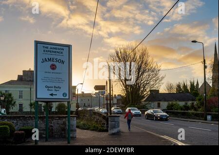 Midleton, Comté de Cork, Irlande. 2 décembre 2020. Le soleil se lève sur une rue principale très animée, Midleton, le matin de décembre. Crédit : AG News/Alay Live News Banque D'Images