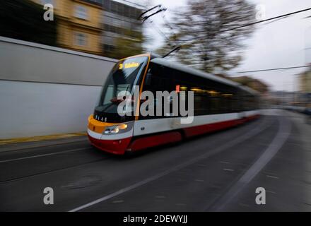 Tram Skoda 15T sur la ligne 3, Prague, République Tchèque, 12 novembre 2020. (Photo CTK/Martin Macak Gregor) Banque D'Images