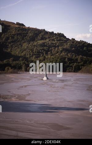 Lac très pollué avec cyanure et église submergée à Geamana, Roumanie Banque D'Images