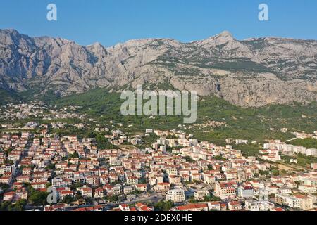 Une prise de vue aérienne de bâtiments dans la ville de Makarska, Croatie avec un fond de montagne Banque D'Images