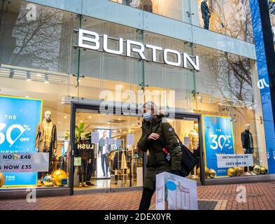 Birmingham, West Midlands, Royaume-Uni. 2 décembre 2020. Après 27 jours de confinement, les magasins du pays ont été autorisés à rouvrir au public. Toutes les chaînes de magasins n'ont pas eu autant de chance, le groupe Arcadia, propriétaire de marques de grande rue comme Wallis, Topshop et Burton, faisant face à un effondrement de l'administration à temps pour la période de Noël. Debenhams, le détaillant multinational fondé à la fin du XVIIIe siècle, semble suivre le mouvement avec un effondrement imminent. Crédit : Ryan Underwood/Alay Live News Banque D'Images