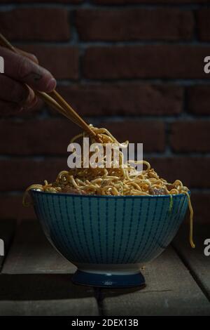 Yakisoba nouilles cuisine japonaise, vue latérale. Banque D'Images