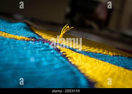 Rupture de fil sur le tapis tissé à la main. Pour représenter la solitude avec un tapis. Tapis traditionnel turc. Banque D'Images