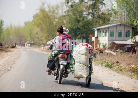 Transport en moto, région du lac Inle, sur la route entre Nyaungshwe et Kakku, État de Shan, Myanmar, Asie Banque D'Images