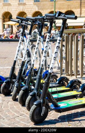 VÉRONE, ITALIE - 21 novembre 2020: Plusieurs e-scooters à louer à Vérone afin que les touristes et les visiteurs puissent couvrir les distances sur le e-scooter et ne pas avoir Banque D'Images