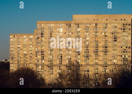 Vieux, grand bloc de béton d'appartements sur un ciel bleu clair dans la capitale de la Pologne - Varsovie. Europe Banque D'Images