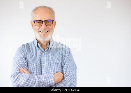 joyeux homme dans une chemise élégante avec bras croisés se réjouir de sa retraite. concept de santé, beauté. temps libre, temps libre. Banque D'Images