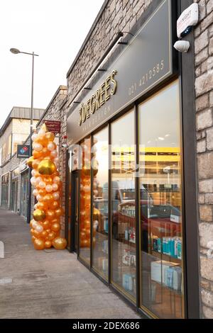 Cork, Irlande. 2 décembre 2020. 3 degrés Hair Design rouvre, Cork City. 3 Degrees Hair Design est sur le point de rouvrir ses portes aujourd'hui pour la première fois depuis une attaque d'incendie dans la nuit du 18 septembre. Les trois sœurs Estelle, Ciara et Hayleigh se sont emmises sur les médias sociaux hier soir pour annoncer la bonne nouvelle. Credit: Damian Coleman/Alay Live News Banque D'Images