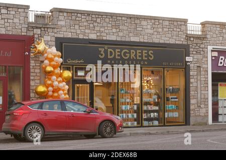 Cork, Irlande. 2 décembre 2020. 3 degrés Hair Design rouvre, Cork City. 3 Degrees Hair Design est sur le point de rouvrir ses portes aujourd'hui pour la première fois depuis une attaque d'incendie dans la nuit du 18 septembre. Les trois sœurs Estelle, Ciara et Hayleigh se sont emmises sur les médias sociaux hier soir pour annoncer la bonne nouvelle. Credit: Damian Coleman/Alay Live News Banque D'Images