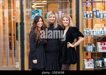 Cork, Irlande. 2 décembre 2020. 3 degrés Hair Design rouvre, Cork City. Sœurs Ciara, Hayleigh et Estelle debout à l'extérieur de 3 degrés Hair Design. 3 Degrees Hair Design est sur le point de rouvrir ses portes aujourd'hui pour la première fois depuis une attaque d'incendie dans la nuit du 18 septembre. Les trois sœurs Estelle, Ciara et Hayleigh se sont emmises sur les médias sociaux hier soir pour annoncer la bonne nouvelle. Credit: Damian Coleman/Alay Live News Banque D'Images