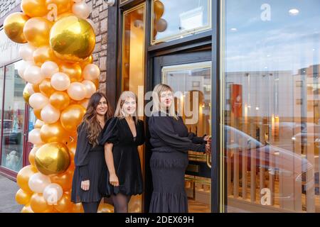 Cork, Irlande. 2 décembre 2020. 3 degrés Hair Design rouvre, Cork City. Sœurs Ciara, Estelle, et Hayleigh ouvrant la porte à 3 degrés Hair Design après le feu qui les ont fermés pendant 6 semaines. 3 Degrees Hair Design est sur le point de rouvrir ses portes aujourd'hui pour la première fois depuis une attaque d'incendie dans la nuit du 18 septembre. Les trois sœurs Estelle, Ciara et Hayleigh se sont emmises sur les médias sociaux hier soir pour annoncer la bonne nouvelle. Credit: Damian Coleman/Alay Live News Banque D'Images