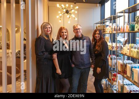 Cork, Irlande. 2 décembre 2020. 3 degrés Hair Design rouvre, Cork City. Sœurs Hayleigh, Estelle et Ciara avec leur père Paul en 3 degrés Hair Design. 3 Degrees Hair Design est sur le point de rouvrir ses portes aujourd'hui pour la première fois depuis une attaque d'incendie dans la nuit du 18 septembre. Les trois sœurs Estelle, Ciara et Hayleigh se sont emmises sur les médias sociaux hier soir pour annoncer la bonne nouvelle. Credit: Damian Coleman/Alay Live News Banque D'Images