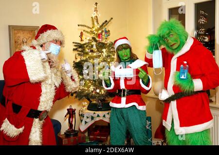 Le Weihaftertsmann tente d'expliquer au Grinch et à Mme Grinch comment porter un masque de protection correctement. GEEK ART - Bodypainting et Transformaking: 'The Grinch steals Weihafterten' Photoshriting avec Enrico Lein as Grinch, Maria Skupin as Frau Grinch et Fabian Zesiger as Weihaftertmann dans la Villa Czarnecki. Hamelin, 30 novembre 2020 - UN projet du photographe Tschiponnique Skupin et du peintre corporel et transformaker Enrico Lein | usage dans le monde entier Banque D'Images