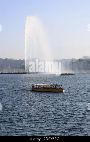 GENÈVE, SUISSE - 20 février 2018 : visite de la ville de Genève en hiver. L'image montre le bateau sur l'eau au premier plan, et la fontaine, symbole de Banque D'Images