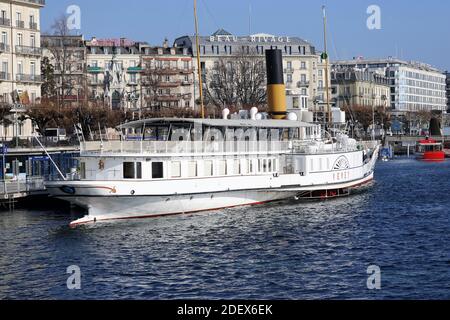 GENÈVE, SUISSE - 20 février 2018 : visite de la ville de Genève en hiver. La photo montre un grand bateau sur le lac et des bâtiments en arrière-plan. Banque D'Images