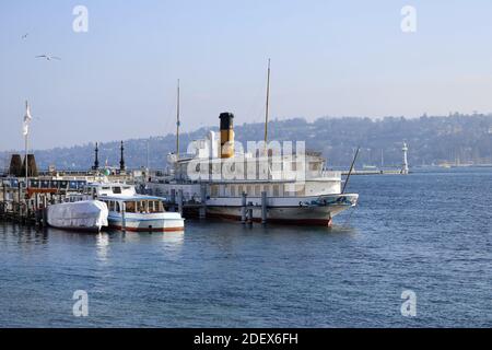 GENÈVE, SUISSE - 20 février 2018 : visite de la ville de Genève en hiver. La photo montre des bateaux sur le lac de Genève en Suisse, avec des montagnes dans le Banque D'Images