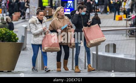 Birmingham, West Midlands, Royaume-Uni. 2 décembre 2020. Après 27 jours de confinement, les magasins du pays ont été autorisés à rouvrir au public. Primark est prévu d'ouvrir 12 de ses magasins, y compris le plus grand site Primark de Birmingham, en Angleterre, pour une période de 24 heures, à partir de 7h00 le mardi matin jusqu'à l'heure de fermeture mercredi. Les acheteurs ont envie d'acheter des offres à temps pour Noël, certains espèrent que le gouvernement s'en tient à sa décision d'autoriser des « bulles de Noël » pour les quatre jours autour de Noël. Crédit : Ryan Underwood/Alay Live News Banque D'Images