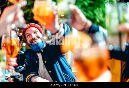 Un bon gars qui toasque des boissons de fantaisie au bar ouvert le soir Masque - Nouveau concept de style de vie normal avec des amis qui s'amusent ensemble sur les vêtements d'hiver Banque D'Images