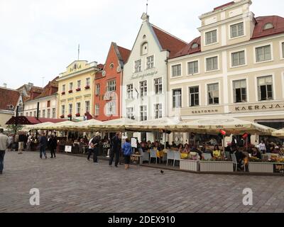 TALLINN, ESTONIE - 22 juillet 2016 : maisons avec restaurants et cafés entourant la place principale de la vieille ville de Tallinn en Estonie Banque D'Images