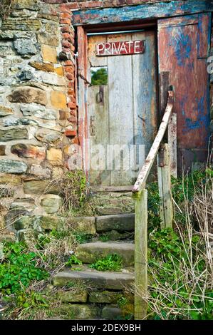 vieille porte dans le mur à un lieu privé à whitby, dans le nord du yorkshire, au royaume-uni Banque D'Images