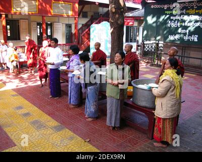 Moines dans le monastère de Mahagandayon à Amarapura, au Myanmar Banque D'Images