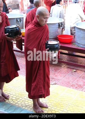 Moines dans le monastère de Mahagandayon à Amarapura, au Myanmar Banque D'Images