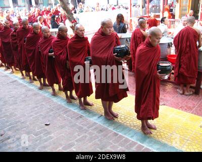 Moines dans le monastère de Mahagandayon à Amarapura, au Myanmar Banque D'Images