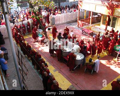 Moines dans le monastère de Mahagandayon à Amarapura, au Myanmar Banque D'Images