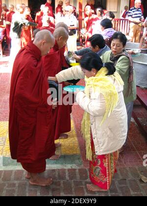 Moines dans le monastère de Mahagandayon à Amarapura, au Myanmar Banque D'Images